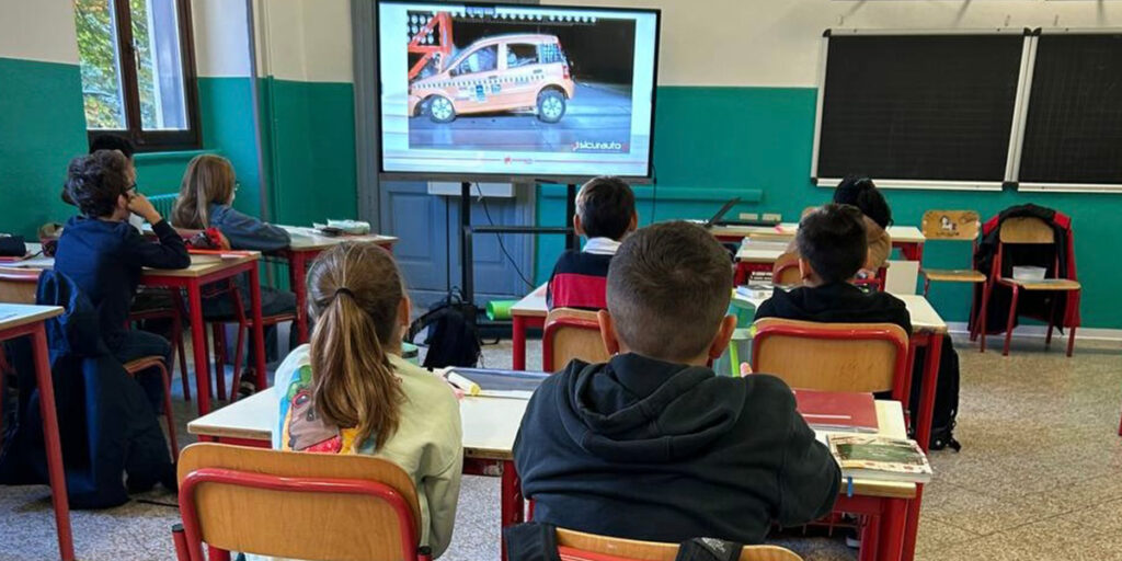 Bambini in classe seguono una lezione di SokkOrso sulla sicurezza