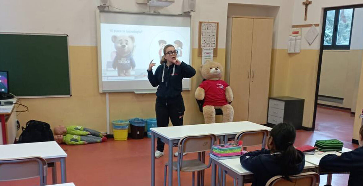 Un istruttore di Salvagente Italia spiega il primo soccorso in classe, accanto al peluche di SokkOrso