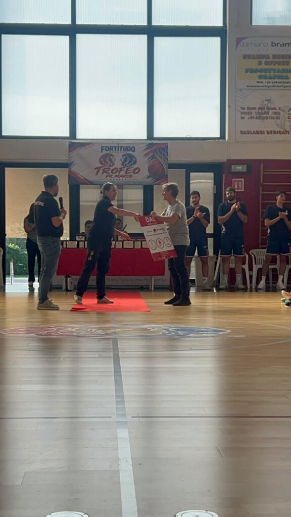 Consegna di un defibrillatore donato da Salvagente Italia durante Salvagente in Piazza