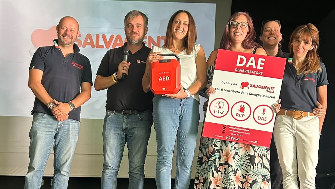 Consegna di un defibrillatore donato da Salvagente Italia durante Salvagente in Piazza