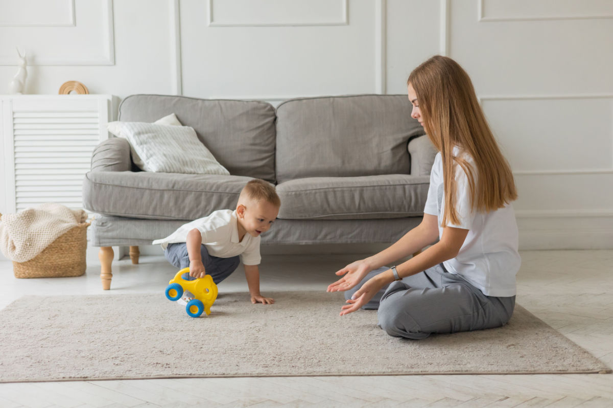Mamma gioca a terra con il suo bambino