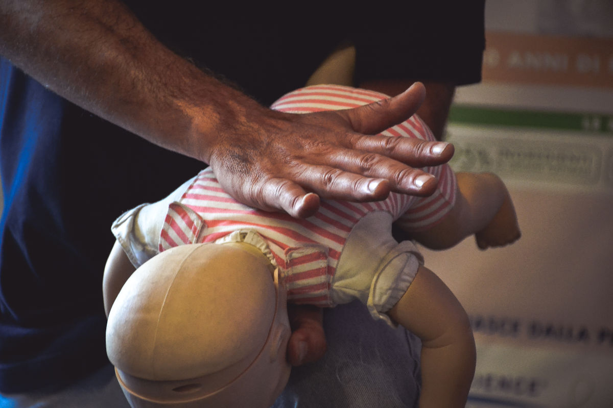 Un corso Salvagente: pratica su manichino pediatrico