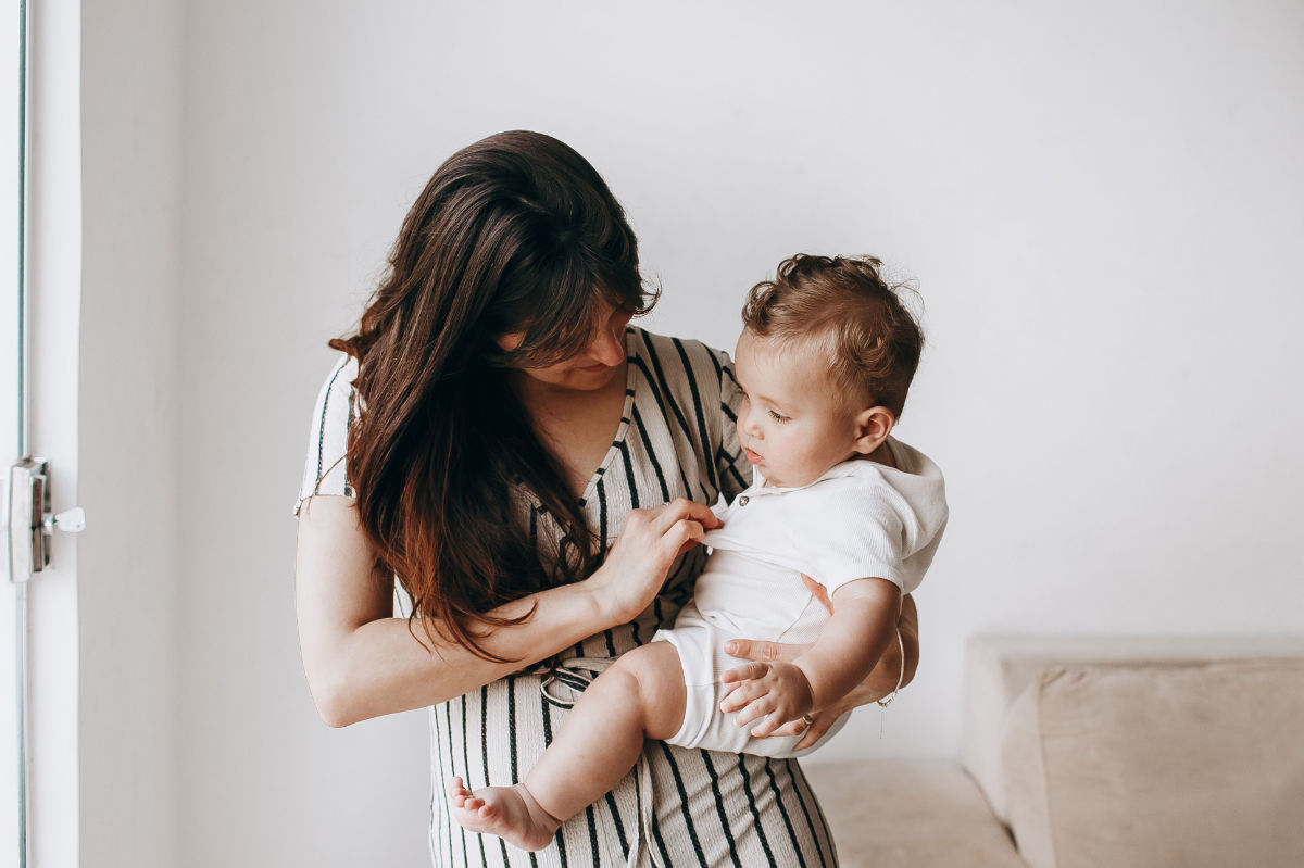 Mamma tiene in braccio il suo bambino