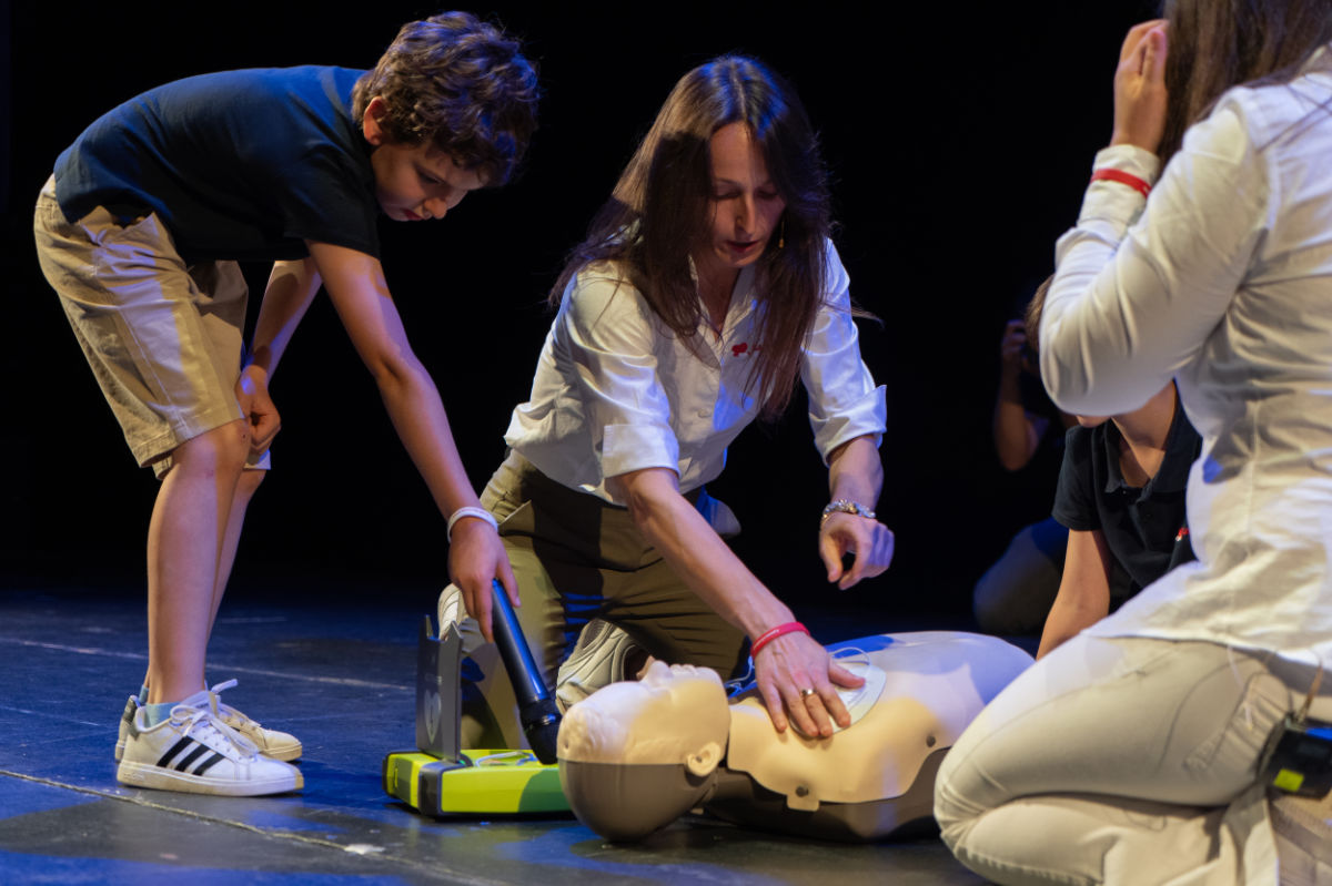 Prova pratica di RCP con defibrillatore su manichino pediatrico